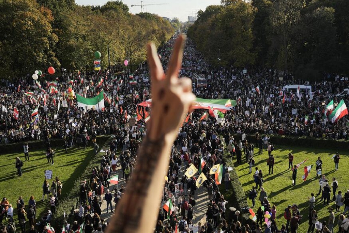 تجمع گسترده ایرانیان تورنتو در حمایت از انقلاب ایران