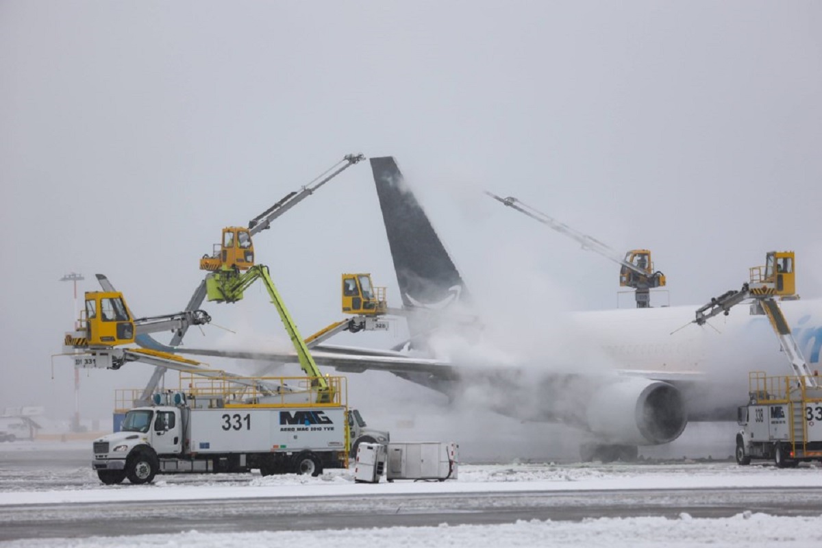 تاخیر و کنسلی در فرودگاه بین المللی ونکوور به دلیل بارش برف سنگین